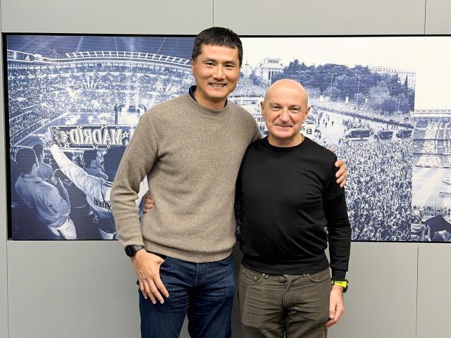 Kaiyun开云中国官网-国足主帅邵佳一造访皇马 获赠球衣合影弗洛伦蒂诺