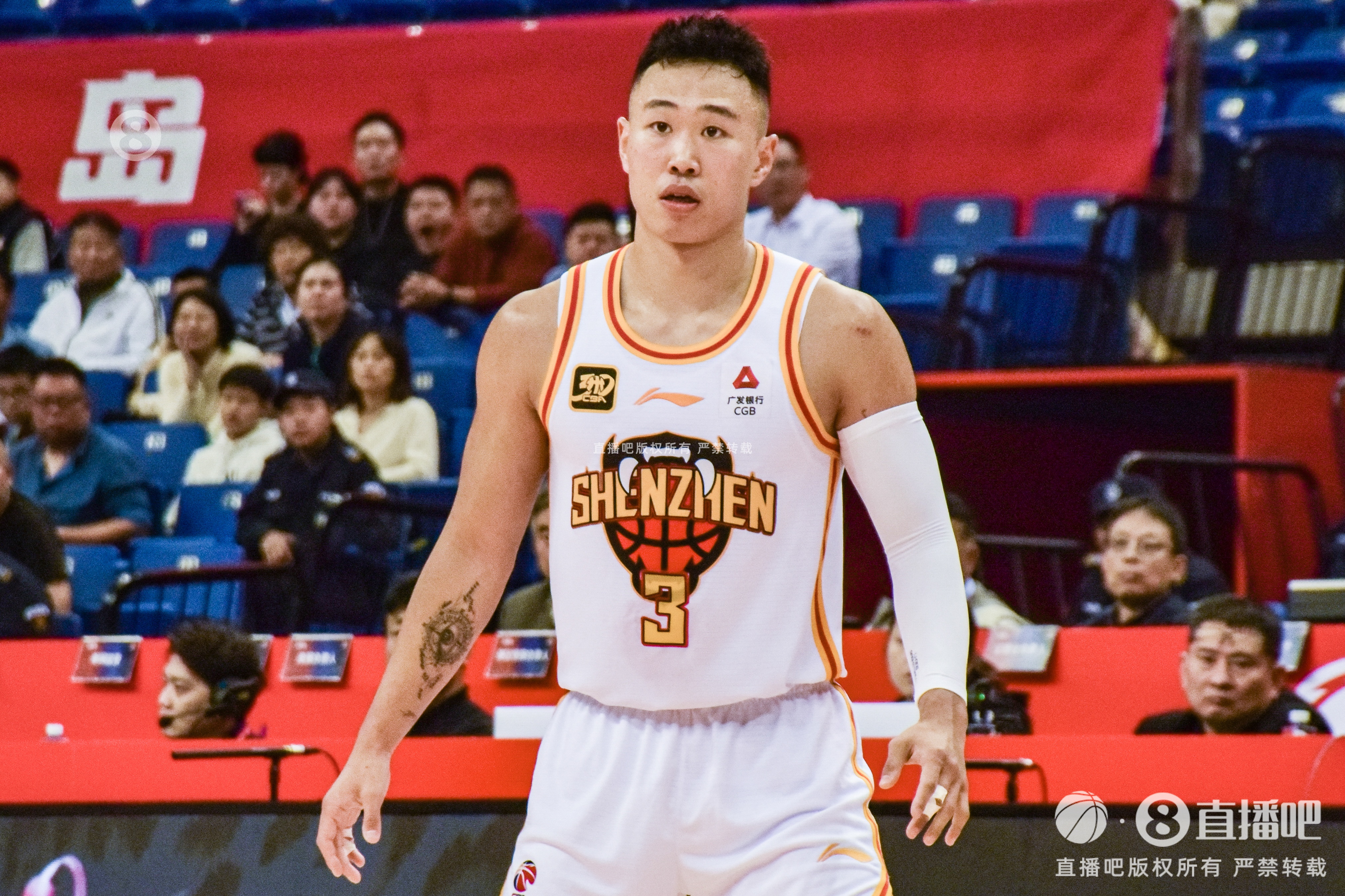 开云网页版中国官网-双枪！贺希宁半场13中6砍14分 史密斯半场9中5砍18分&amp;第二节15分